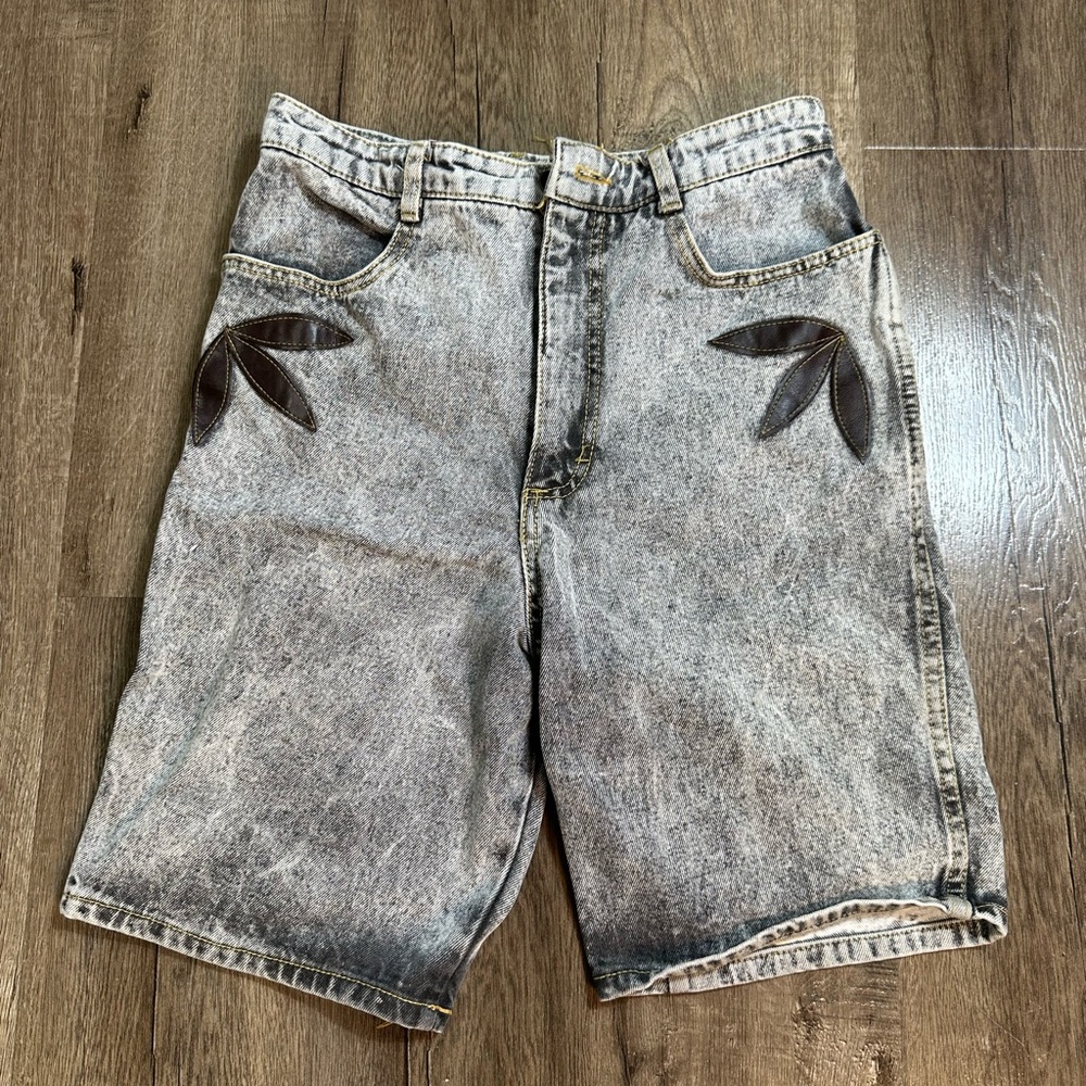 Denim shorts from the K.LEE brand with acid wash.